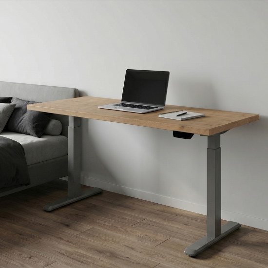 UVI STANDARD V2 električna dvižna miza z KAINDL Chalet Oak delovno površino in sivim jeklenim okvirjem, prikazana v pisarniškem okolju