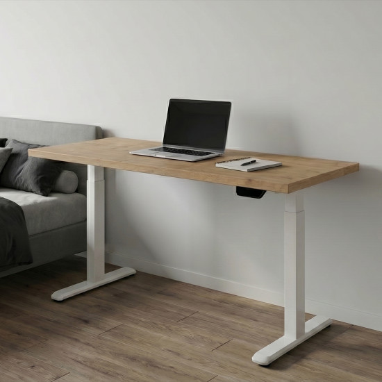 UVI STANDARD V2 električna dvižna miza z KAINDL Chalet Oak delovno površino in belim jeklenim okvirjem, prikazana v pisarniškem okolju
